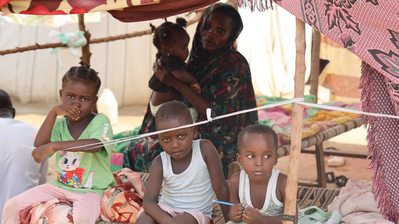 Eine geflüchtete Familie in Port Sudan: Ein Bürgerkrieg verschlimmert die humanitäre Lage im Sudan.