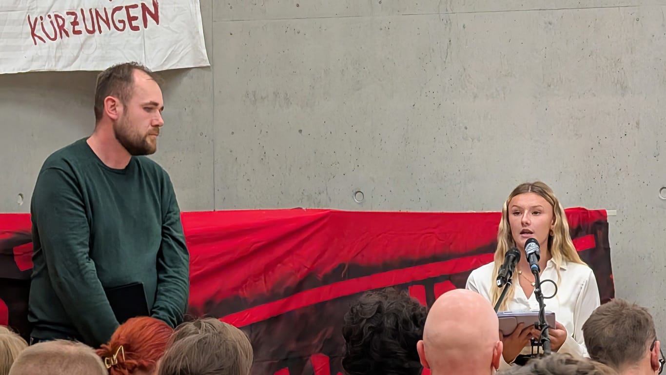 Wieland Köhler und Zehntklässlerin Luci bei einer Protestveranstaltung gegen die geplanten Kürzungen: Die Stimmung ist betrübt.