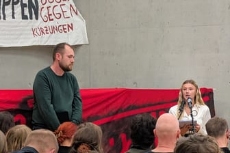 Wieland Köhler und Zehntklässlerin Luci bei einer Protestveranstaltung gegen die geplanten Kürzungen: Die Stimmung ist betrübt.