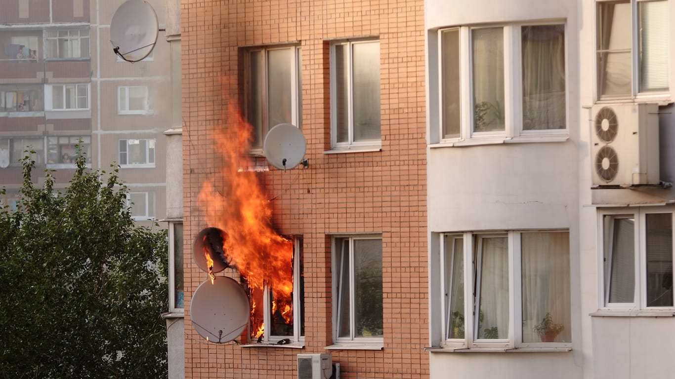 Ein Wohnungsbrand (Symbolbild): Ein Feuer in Dresden war am frühen Morgen aus noch unbekannter Ursache ausgebrochen.