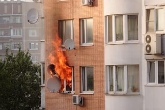 Ein Wohnungsbrand (Symbolbild): Ein Feuer in Dresden war am frühen Morgen aus noch unbekannter Ursache ausgebrochen.