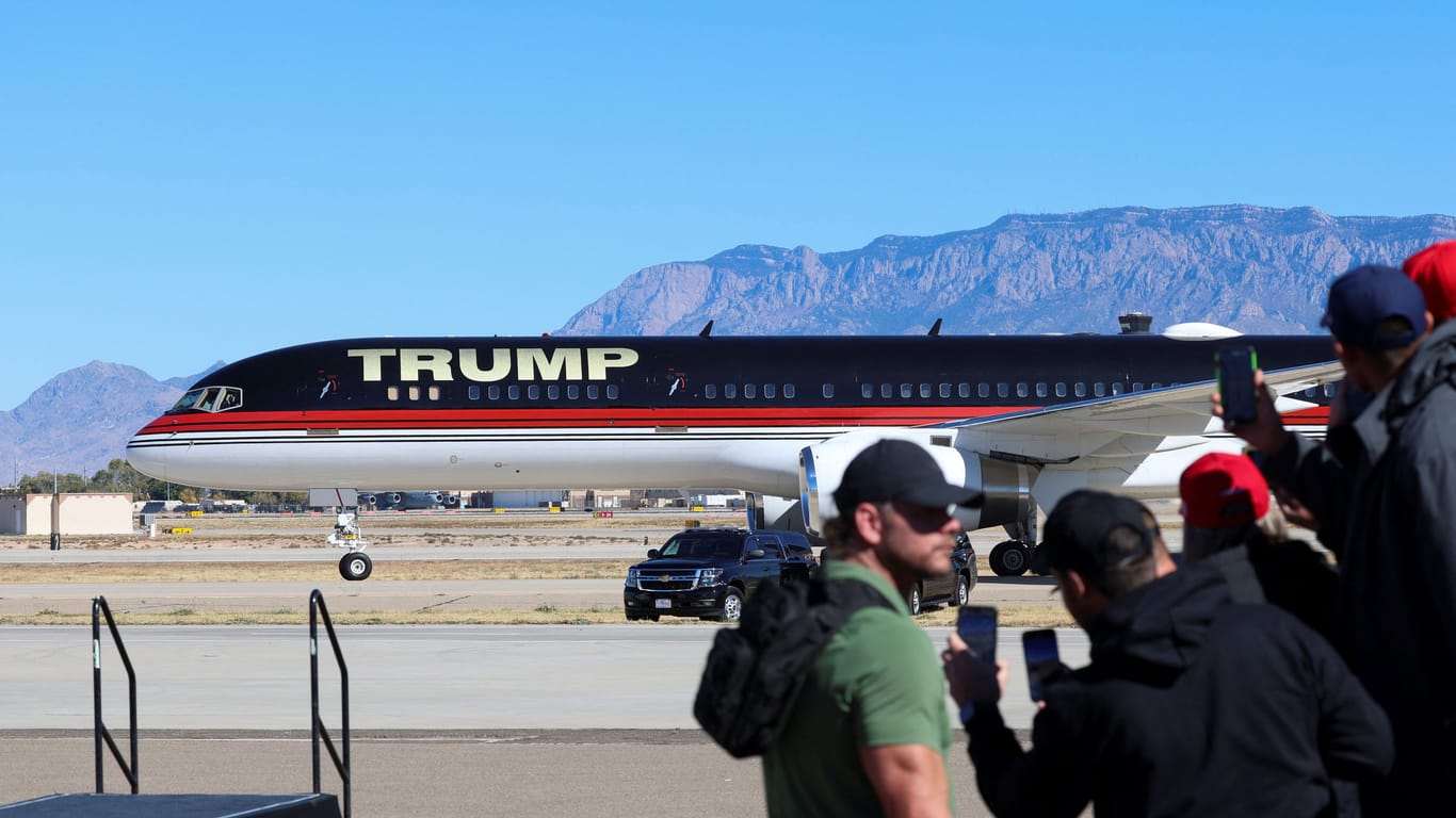 Albuquerque Airport, New Mexico: Trump fans play their candidates.