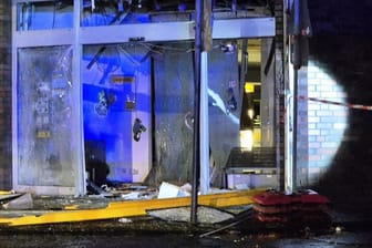 Köln-Mülheim: Blick auf eine zerstörte Bankfiliale nach der Sprengung eines Geldautomaten.