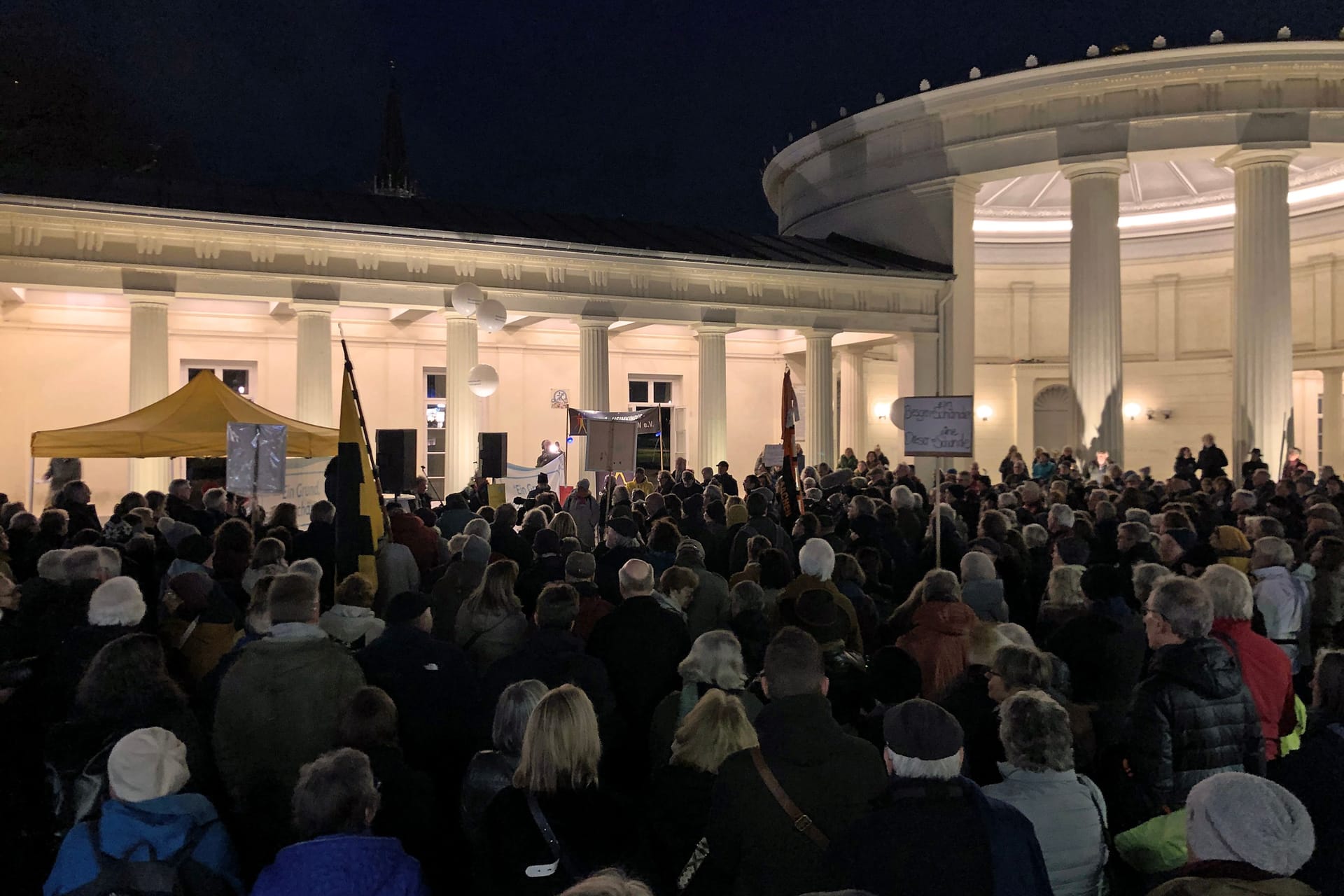 Über 400 Menschen kamen am Montagabend zur Demo am Elisenbrunnen.