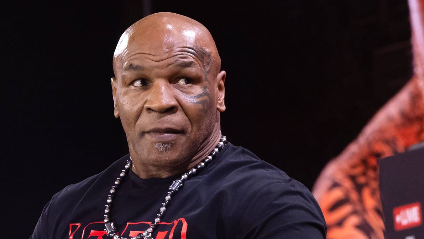 Mike Tyson: Auch im Alter von 58 Jahren kann er noch kräftig zuschlagen.