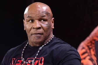 Mike Tyson: Auch im Alter von 58 Jahren kann er noch kräftig zuschlagen.