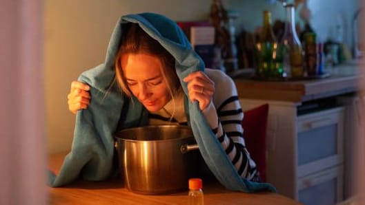 Klassisches Hausmittel: Inhalieren mit Wasserdampf befreit die oberen Atemwege.