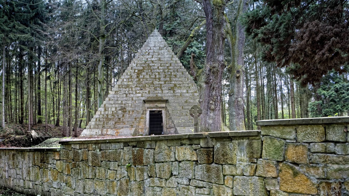 Das Mausoleum am Laves-Kulturpfad in Derneburg (Archivbild): Im englischen Landschaftsgarten gibt es beeindruckende Bauwerke zu sehen.