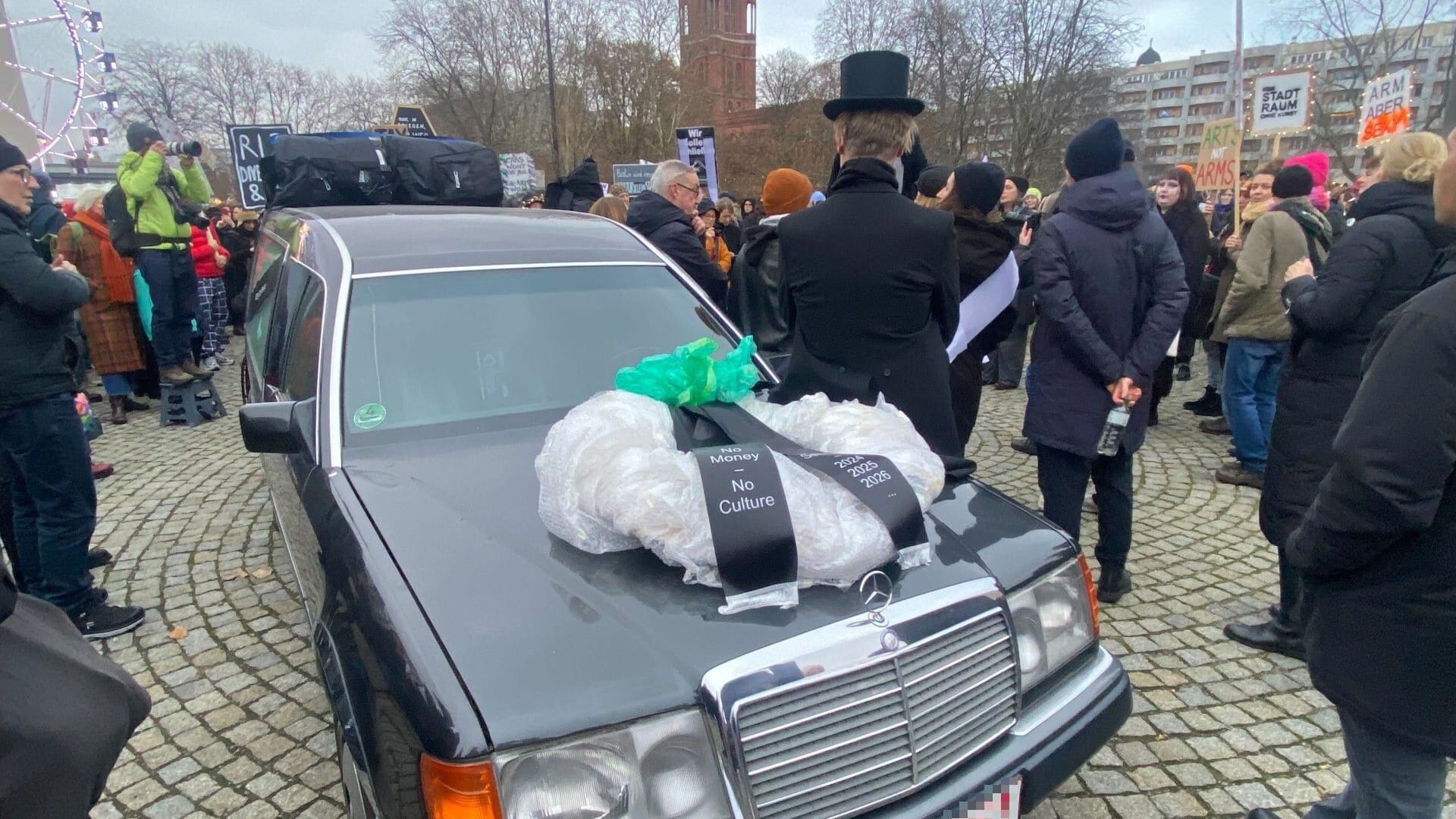 Leichenwagen auf der Demo: Die Künstler befürchten, dass die Berlin Kunst sterben wird.