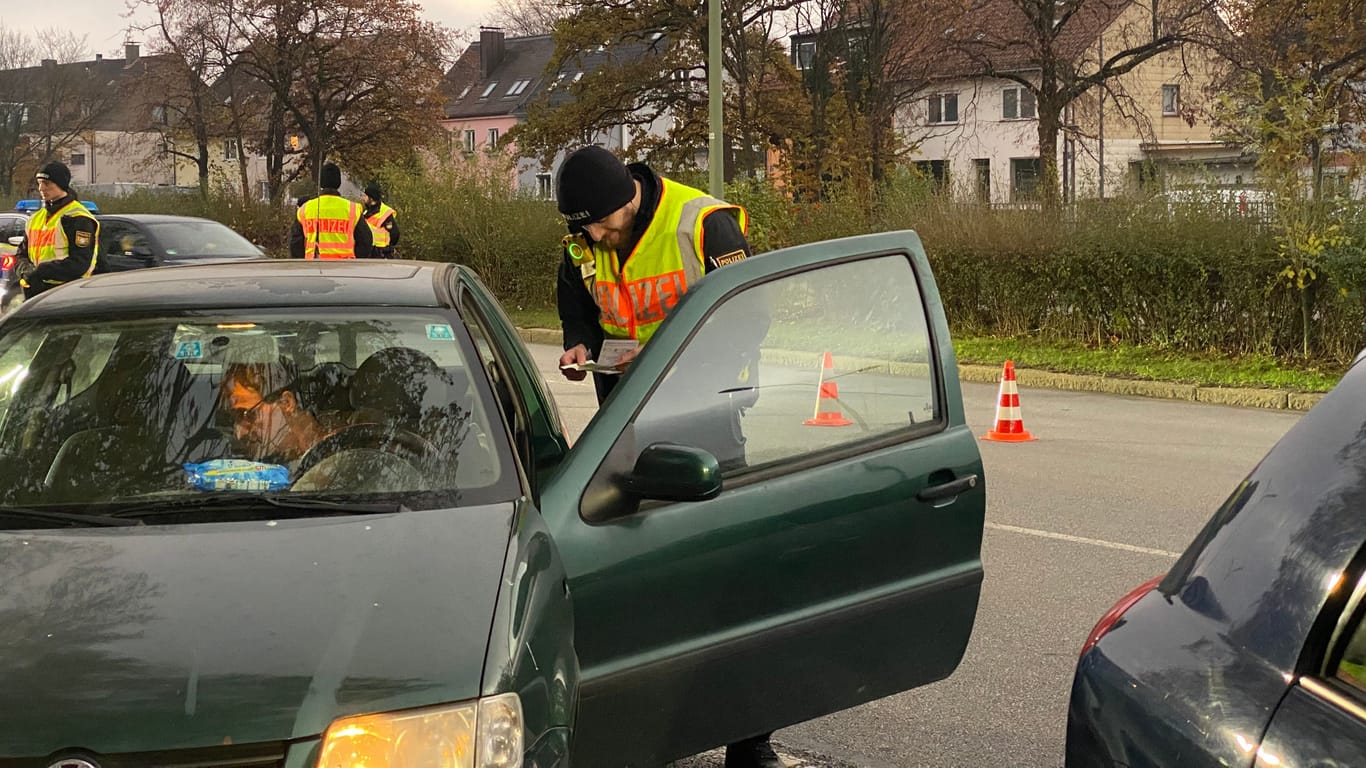 Das Checken von Fahrzeugschein und Führerschein dauert nur knapp drei Minuten.