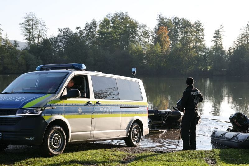 Polizisten bereiten einen Taucheinsatz vor.