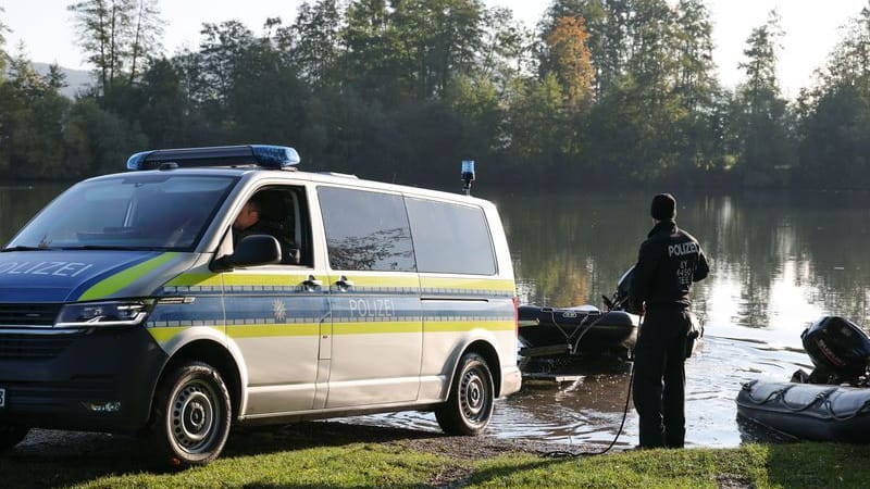 Polizisten bereiten einen Taucheinsatz vor.