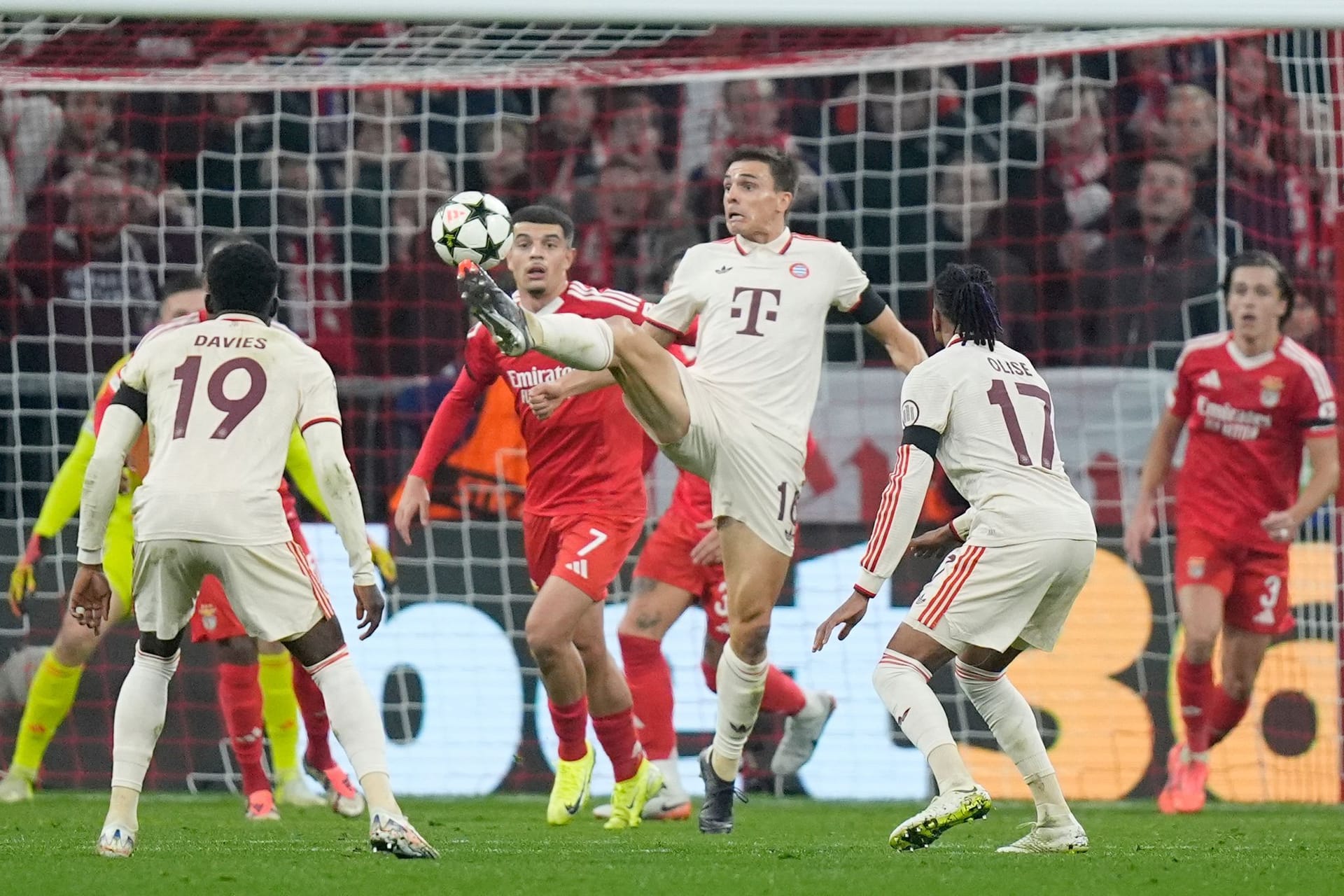 João Palhinha: Für den Ex-Sporting-Spieler war es ein Derby. Dementsprechend kämpferisch präsentierte er sich auch – teilweise etwas übermotiviert. Startete in beiden Hälften jeweils mit einem Fehlpass (5. und 50.). Nahm Musiala in guter Schussposition im Strafraum den Ball weg (38). Starke Balleroberung per Grätsche. Insgesamt aber eher unglücklich. Note 4