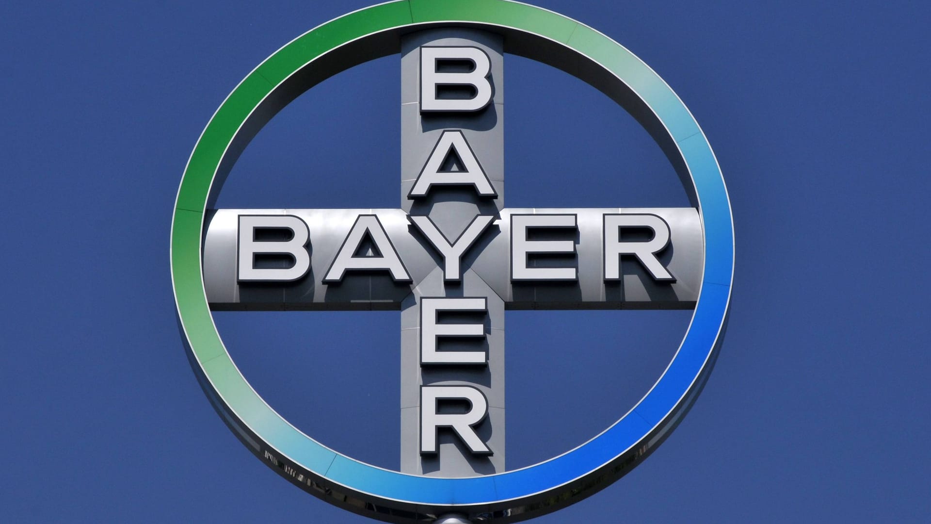 Das Bayer-Kreuz: Das Logo des Unternehmens thront über dem Werksgelände von Bayer in Leverkusen.