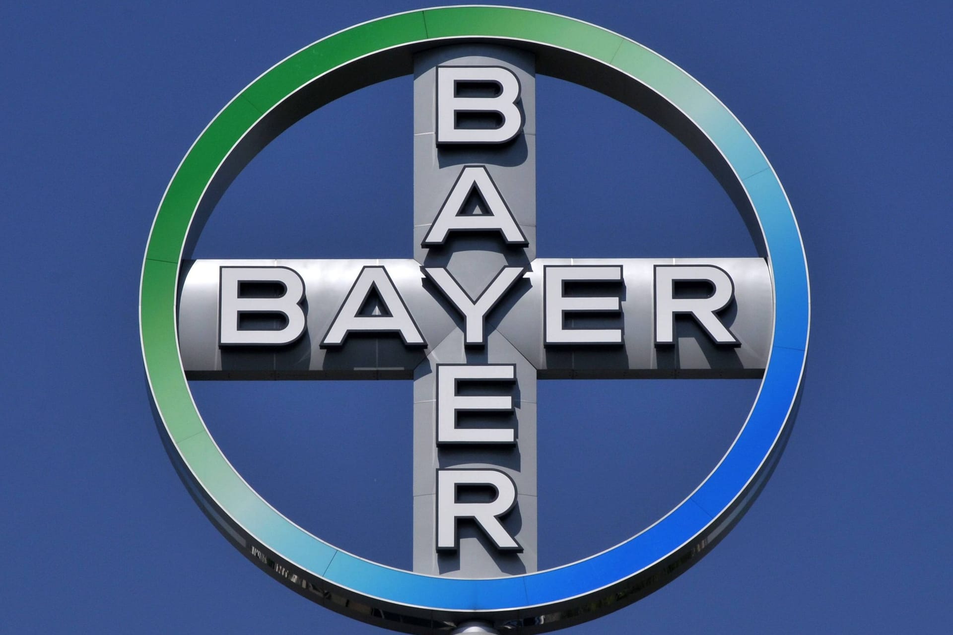 Das Bayer-Kreuz: Das Logo des Unternehmens thront über dem Werksgelände von Bayer in Leverkusen.