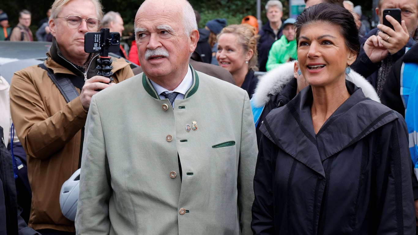 Wagenknecht und der ehemalige CSU-Chef Peter Gauweiler bei einer Friedensdemo in Berlin.