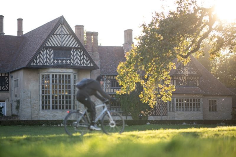 Ein Radfahrer fährt vor dem Schloss Cecilienhof im Neuen Garten: Das Gebäude wird saniert.