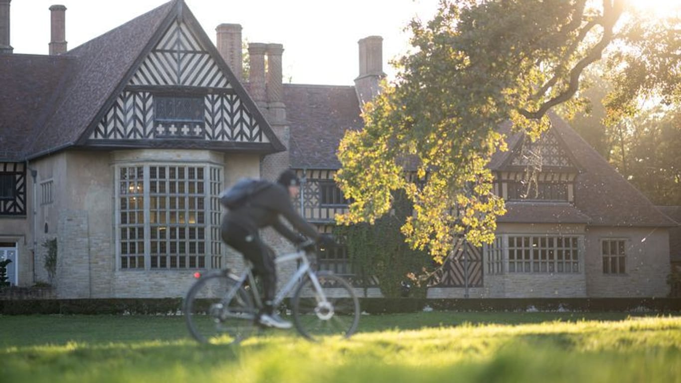 Ein Radfahrer fährt vor dem Schloss Cecilienhof im Neuen Garten: Das Gebäude wird saniert.