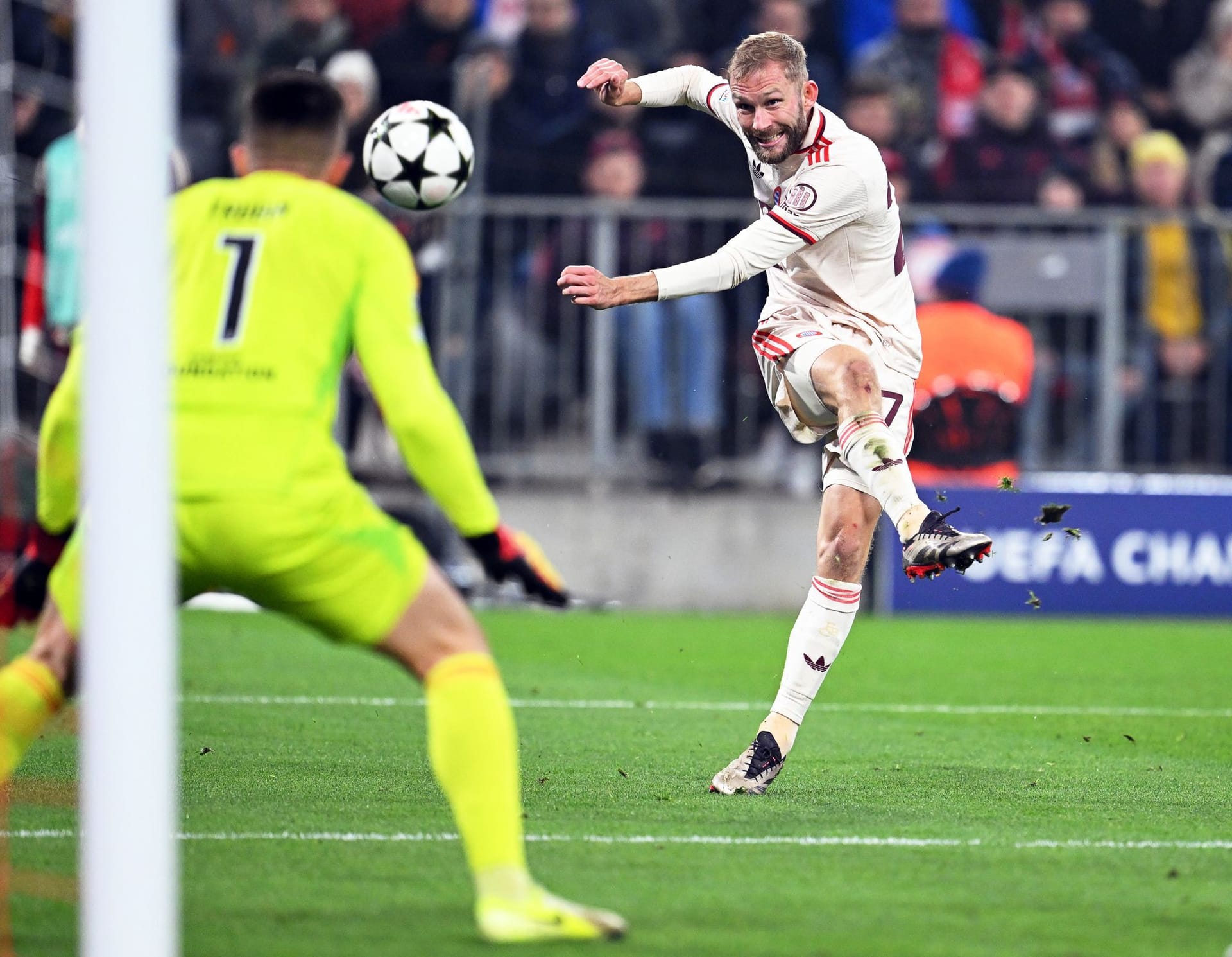 Konrad Laimer: Rückte wieder für Guerreiro in die Startelf. Machte es in der Defensive ordentlich. Steigerte sich in Hälfte zwei auch in der Offensive. Schoss aus kurzer Distanz und spitzem Winkel weit übers Tor (59.). Leitete das 1:0 mit seinem Pass auf Sané ein. Zeigte viel Einsatz. Note 3