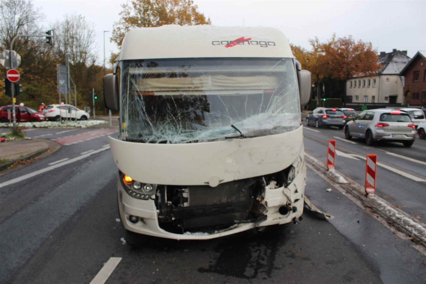 Das demolierte Wohnmobil: Vier Personen wurden bei einem schweren Auffahrunfall auf dem Pariser Ring leicht verletzt.