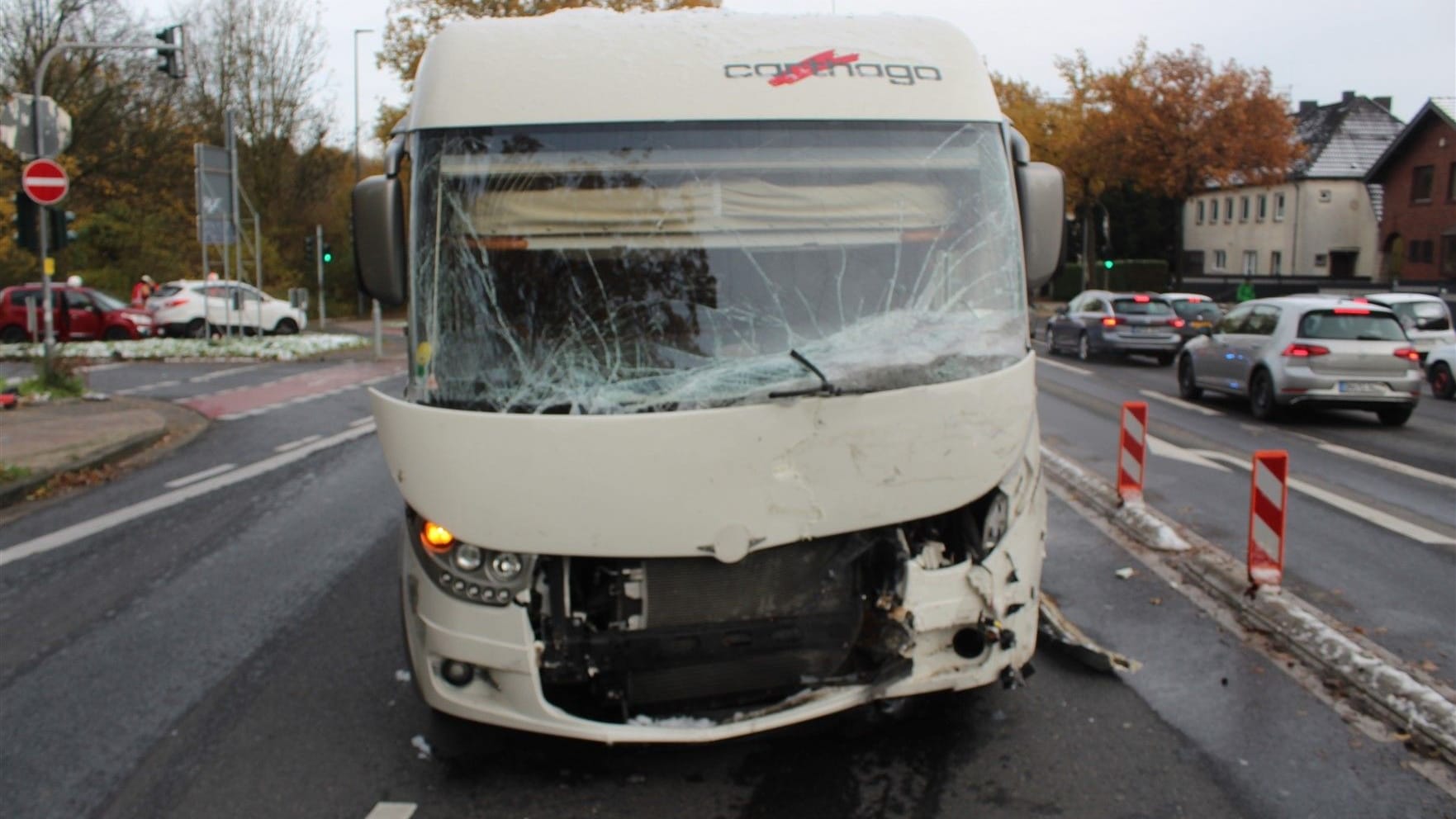 Das demolierte Wohnmobil: Vier Personen wurden bei einem schweren Auffahrunfall auf dem Pariser Ring leicht verletzt.