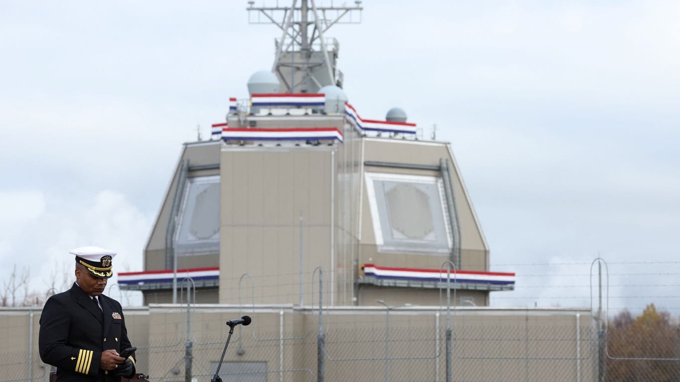 Ein US-Soldat steht auf dem Gelände einer neuen Raketenabwehrbasis in Polen.