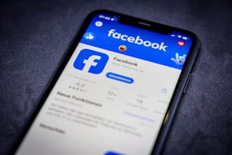 Die Facebook-App auf einem Handy: Auf den Mutterkonzern Meta könnte bald eine Klagewelle zurollen.