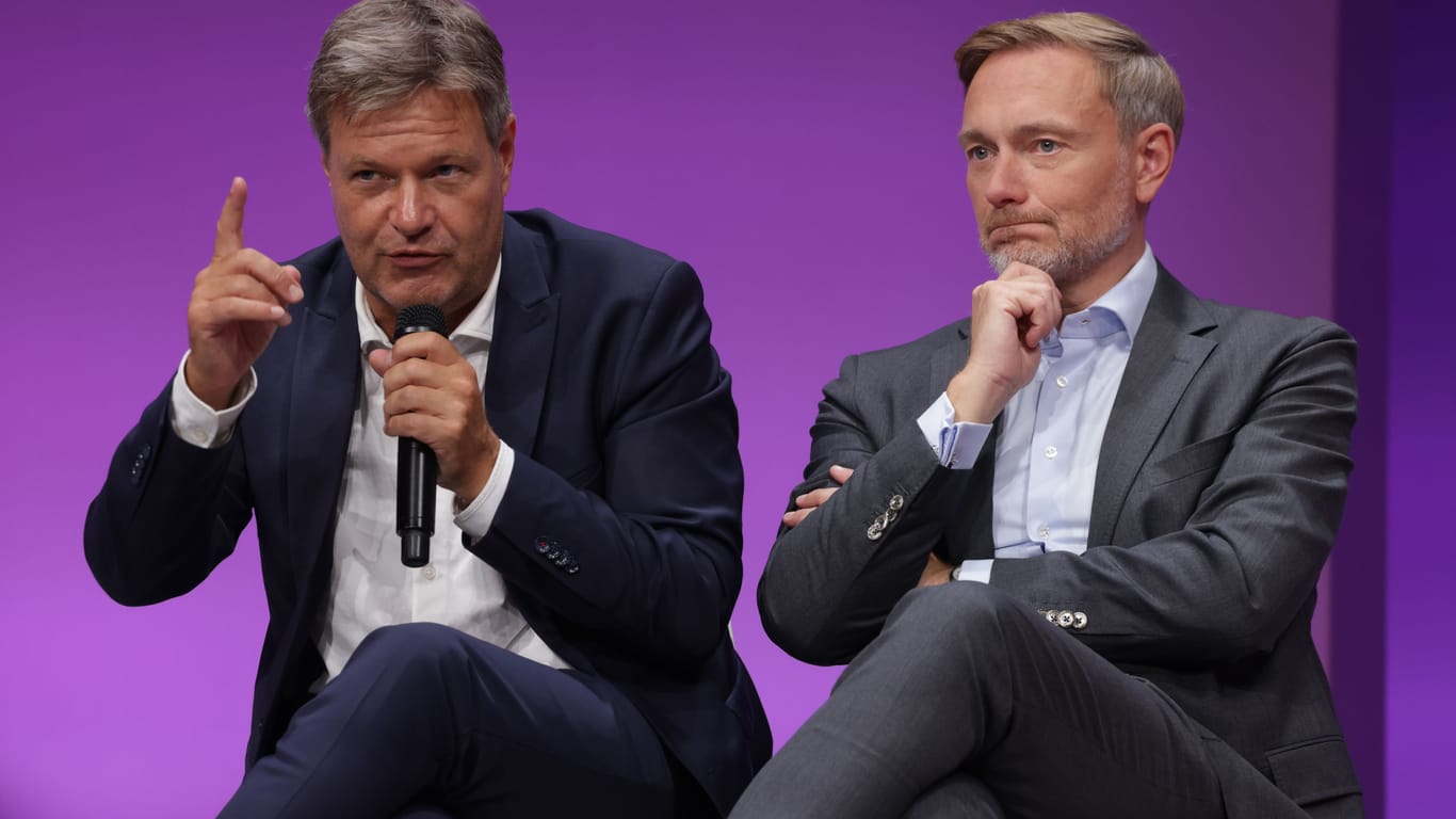 Robert Habeck (Die Grünen, links) und Christian Lindner (FDP, rechts): Finanzminister Habeck hat eine rote Linie gezogen.