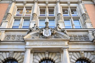 Das Strafjustizgebäude am Sievekingsplatz in Hamburg (Archivbild): Ein Mann steht wegen sexueller Übergriffe vor Gericht.