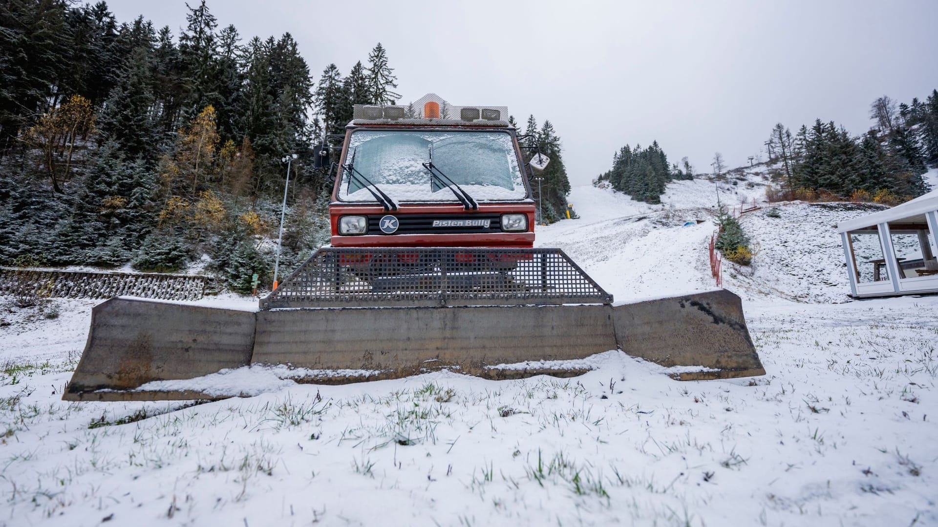 Eine Pistenraupe steht in einer Skiarena in Thüringen.