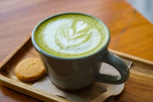 Matcha Latte: In den letzten Jahren hat das Getränk an Popularität gewonnen.