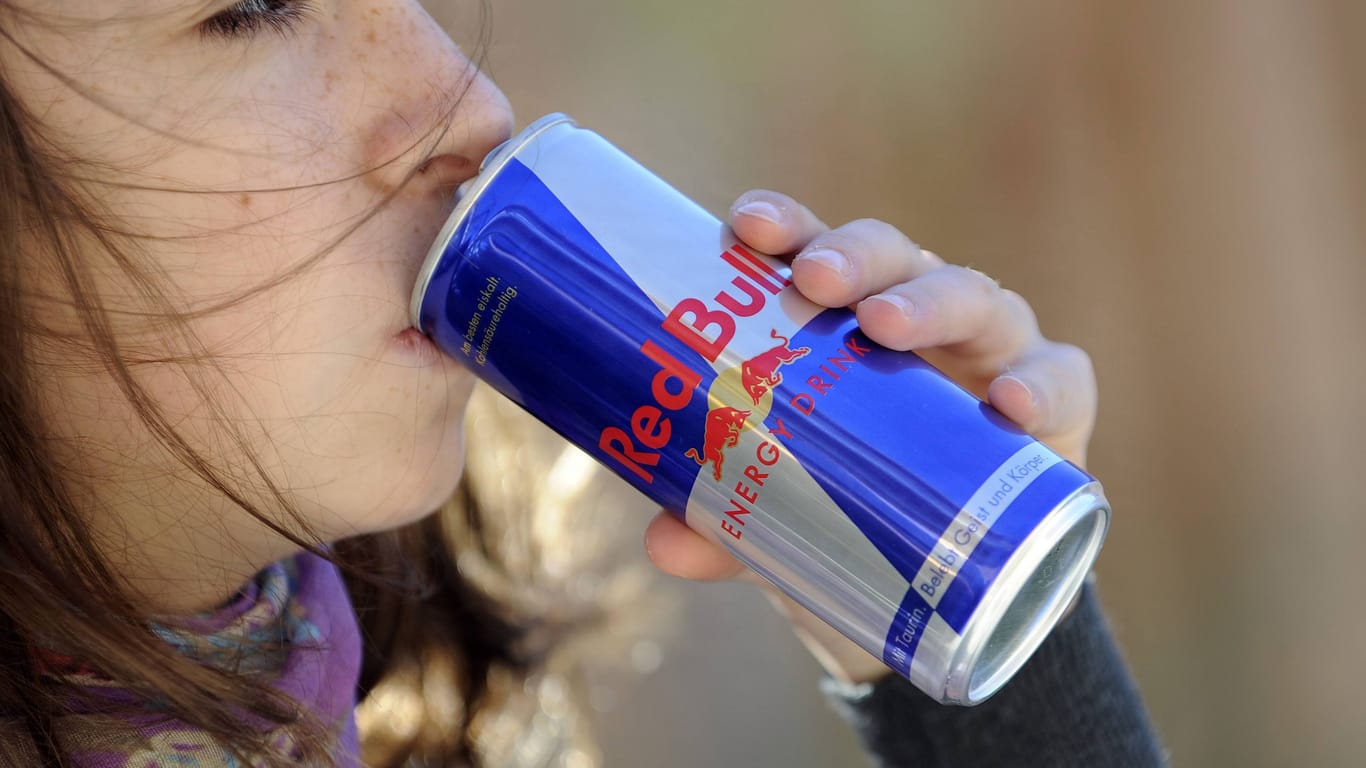 Ein Teenager trinkt einen Energy-Drink: Der süße Geschmack macht die Getränke bei Jugendlichen besonders beliebt, schreibt die Deutsche Herzstiftung.