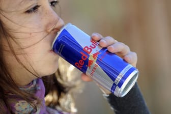 Ein Teenager trinkt einen Energy-Drink: Der süße Geschmack macht die Getränke bei Jugendlichen besonders beliebt, schreibt die Deutsche Herzstiftung.