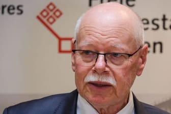 Bremens Innensenator Ulrich Mäurer (SPD) spricht bei einer Belobigung von sieben Lebensrettern.