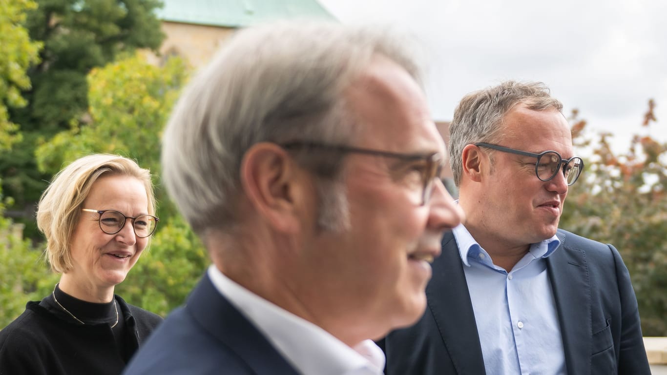 Sie wollen in Thüringen regieren und haben einen Koalitionsvertrag vereinbart: Georg Maier (l., SPD), Katja Wolf (BSW) und Mario Voigt (CDU). (Archivbild)