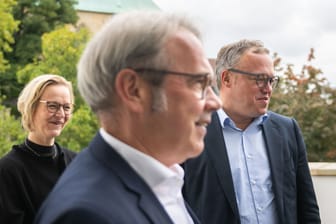 Sie wollen in Thüringen regieren und haben einen Koalitionsvertrag vereinbart: Georg Maier (l., SPD), Katja Wolf (BSW) und Mario Voigt (CDU). (Archivbild)