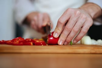 Eine Person schneidet Chilischoten