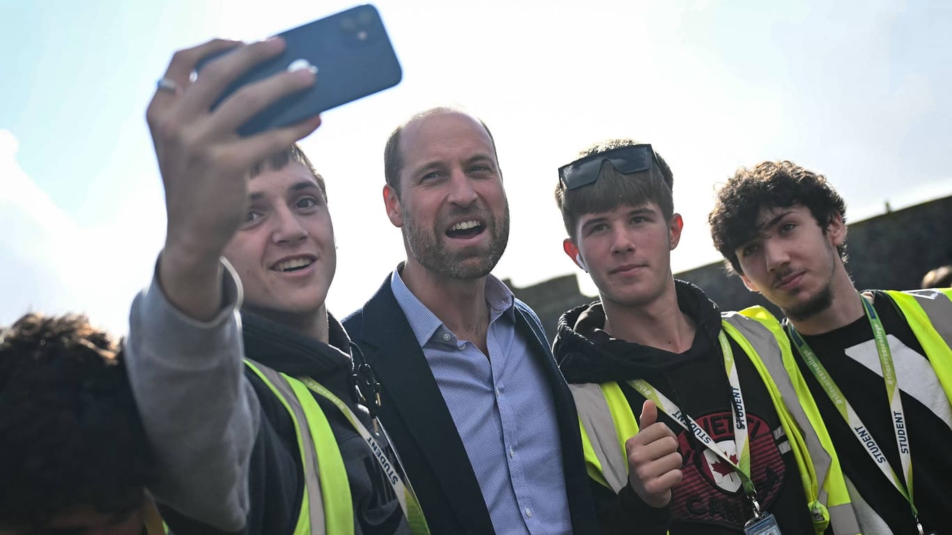 Prinz William: Bei seinem Besuch in Südafrika trägt er ein Geschenk seiner Tochter bei sich.