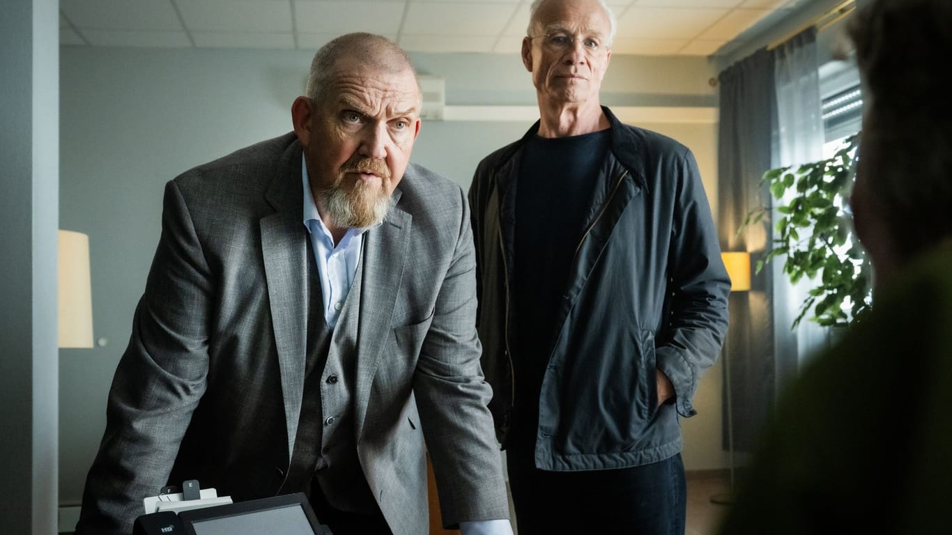 Eine Szene aus dem neuen Kölner Tatort: Die Kommissare Freddy Schenk (Dietmar Bär, l) und Max Ballauf (Klaus J. Behrendt, M) verhören den Geschäftsführer des Etablissements bei Ermittlungen im Eroscenter.