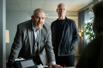 Eine Szene aus dem neuen Kölner Tatort: Die Kommissare Freddy Schenk (Dietmar Bär, l) und Max Ballauf (Klaus J. Behrendt, M) verhören den Geschäftsführer des Etablissements bei Ermittlungen im Eroscenter.