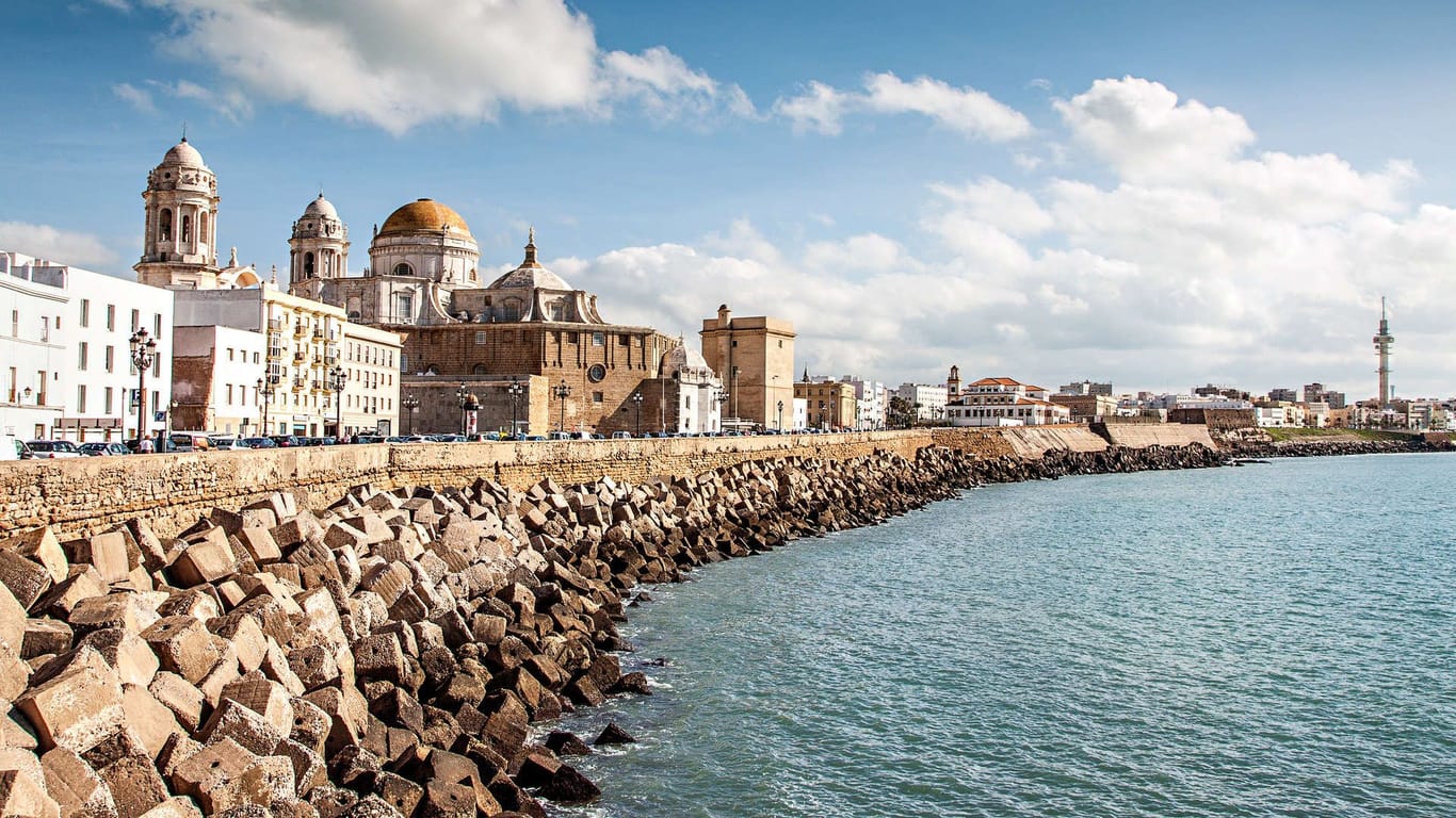 Begeben Sie sich auf eine Rundreise durch das Mittelmeer und besuchen Sie Städte wie Marseille, Rom und Barcelona.