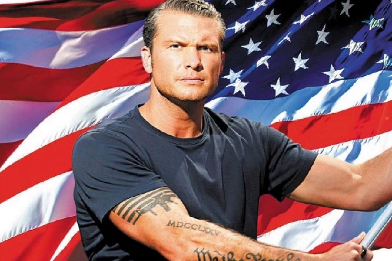 Der designierte Verteidigungsminister Pete Hegseth inszeniert sich als amerikanischer Patriot.