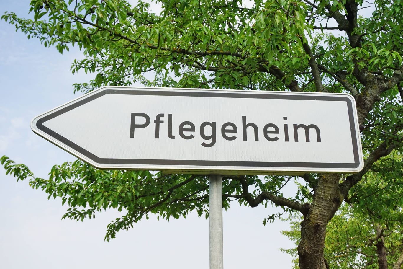 Schild zum Pflegeheim (Symbolbild): Weil die Asylanträge von zehn kolumbianischen Pflegehelfern abgelehnt wurden, droht einem Pflegeheim im Landkreis Rotenburg die Schließung.