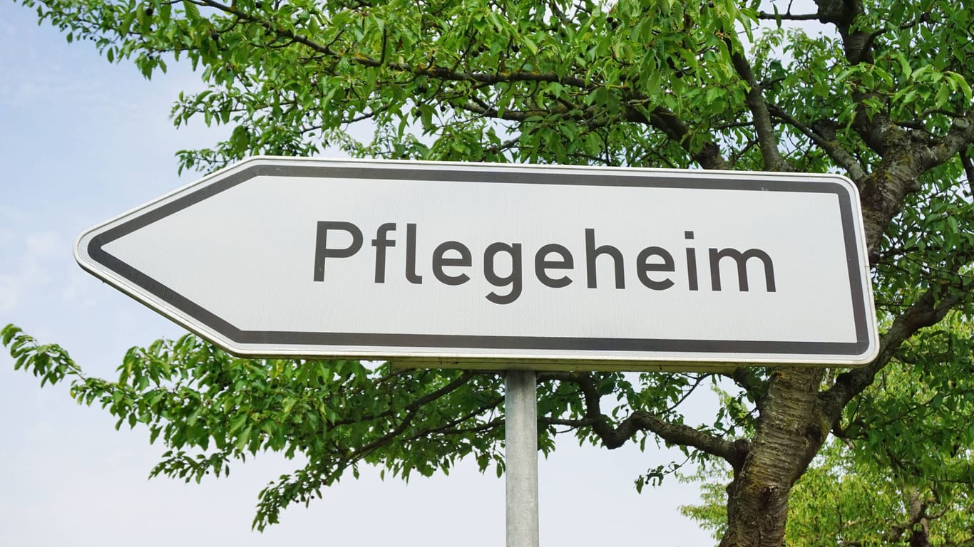 Schild zum Pflegeheim (Symbolbild): Weil die Asylanträge von zehn kolumbianischen Pflegehelfern abgelehnt wurden, droht einem Pflegeheim im Landkreis Rotenburg die Schließung.