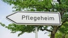 Schild zum Pflegeheim (Symbolbild): Weil die Asylanträge von zehn kolumbianischen Pflegehelfern abgelehnt wurden, droht einem Pflegeheim im Landkreis Rotenburg die Schließung.