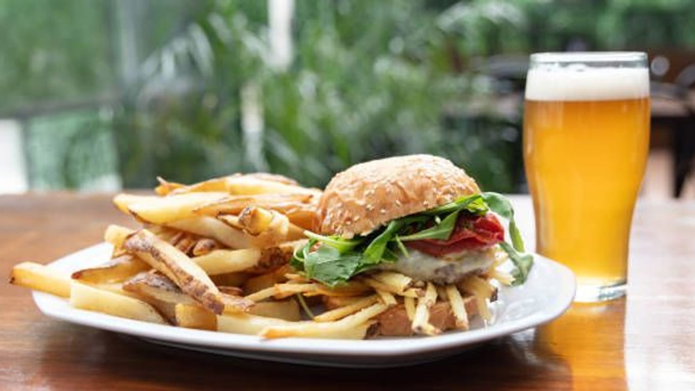 Fast Food und Bier: eine Kombination, die der Gesundheit schadet.