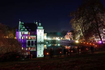 Der Baron und die Baronin zu Knyphausen laden in ihren festlich geschmückten Schlosspark ein.