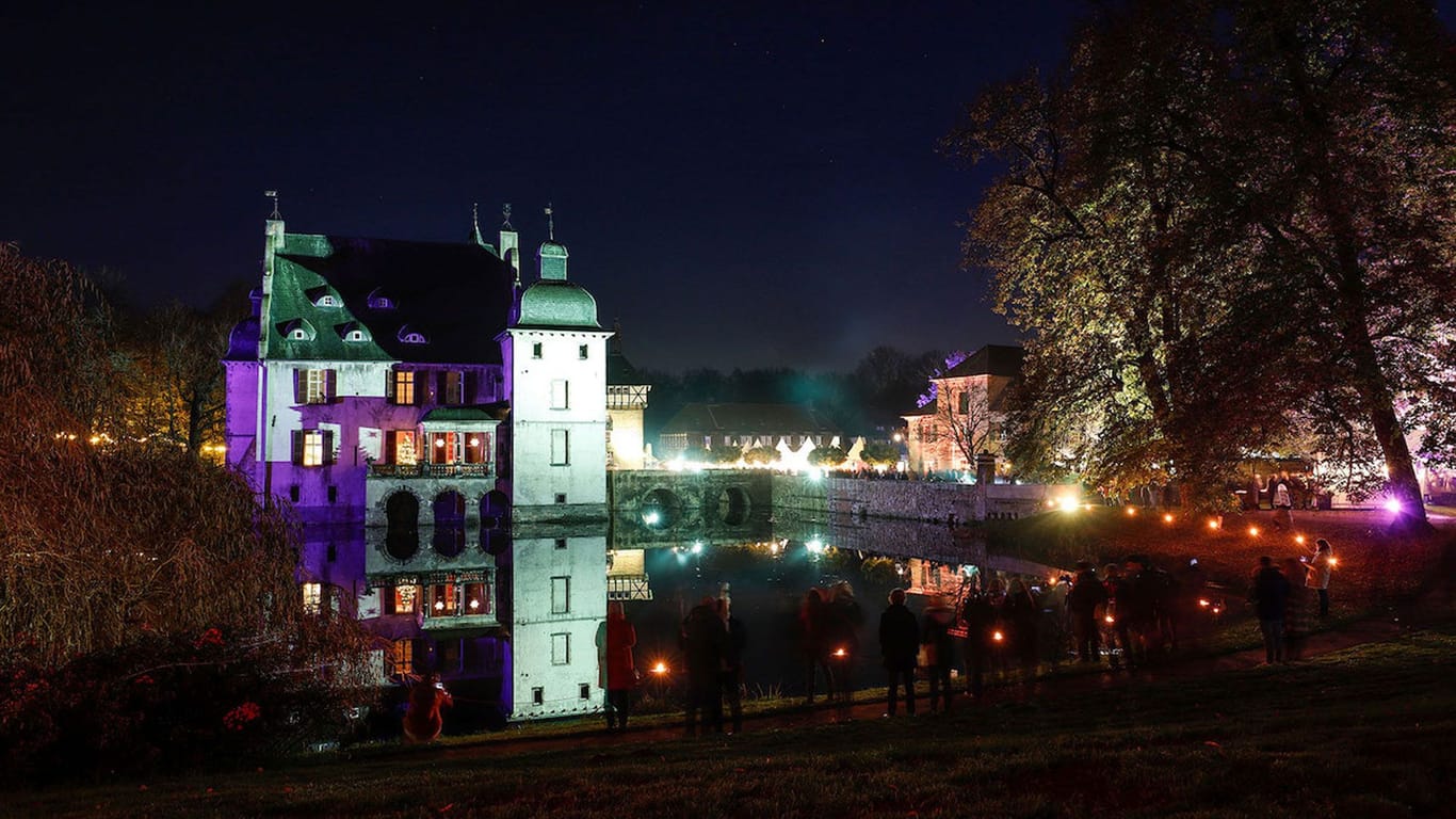 Der Baron und die Baronin zu Knyphausen laden in ihren festlich geschmückten Schlosspark ein.