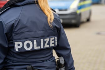 Polizistin (Symbolbild): In der Wohnung einer Beamtin sollen zwei Personen missbraucht worden sein.