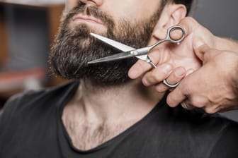 Mann beim Bartschneiden (Symbolbild): Die Hygienestandards waren in einem Großteil der untersuchten Friseursalons und Barbershops unzureichend.